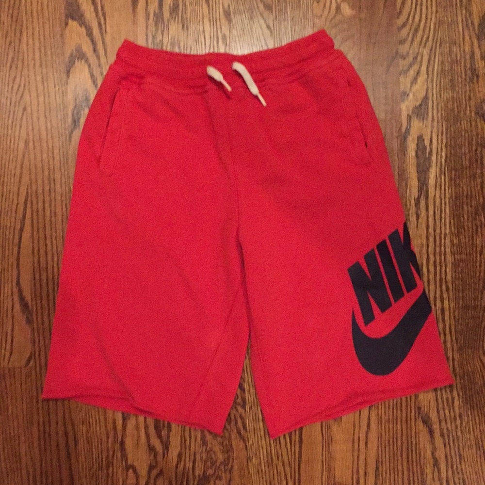 RED NIKE LEISURE SHORTS